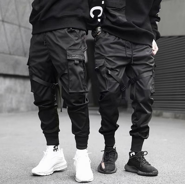 Schwarze Herren Cargohose mit Bündchen und Taschen