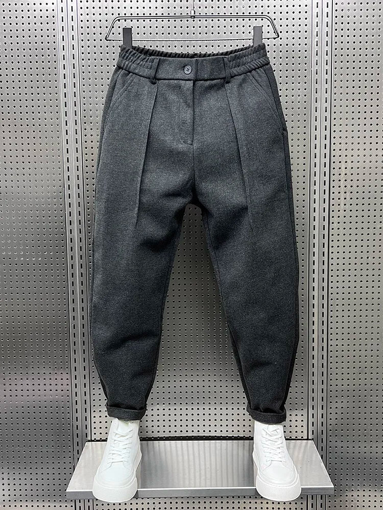 Herrenhose mit Bundfalten in Grau, gerader Schnitt