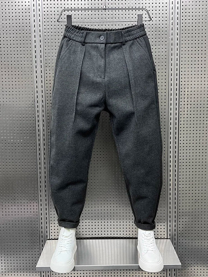 Herrenhose mit Bundfalten in Grau, gerader Schnitt
