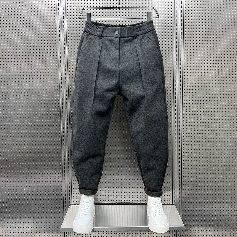 Herrenhose mit Bundfalten in Grau, gerader Schnitt