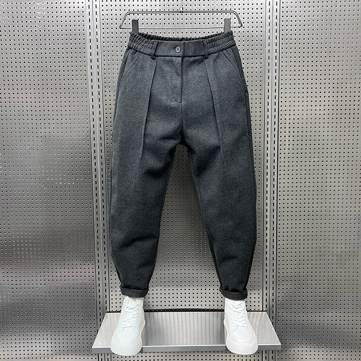 Herrenhose mit Bundfalten in Grau, gerader Schnitt