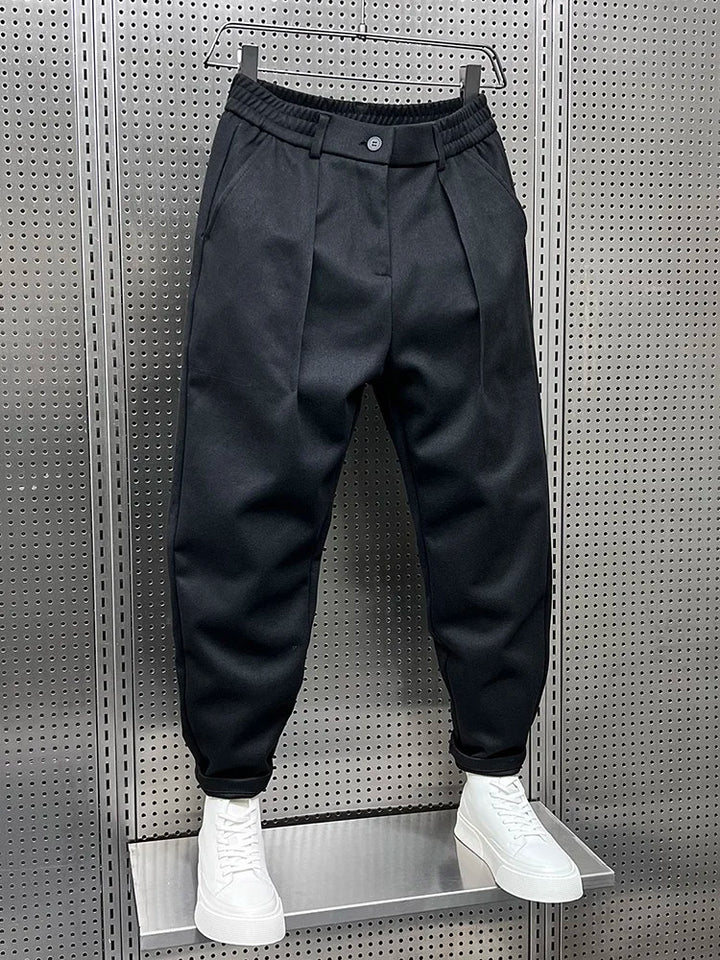 Herrenhose mit Bundfalten in Grau, gerader Schnitt