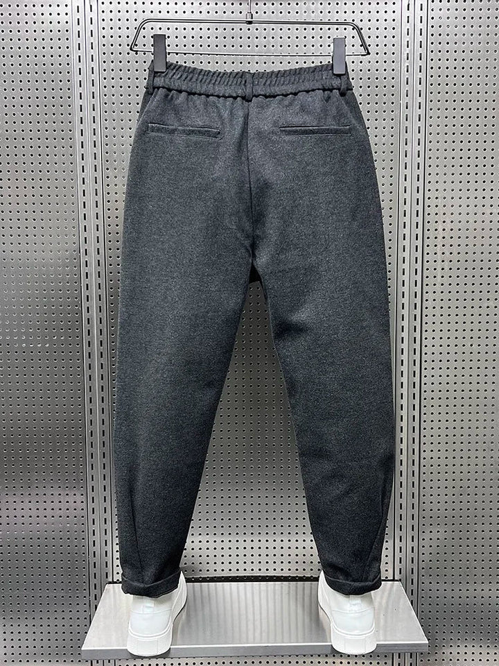 Herrenhose mit Bundfalten in Grau, gerader Schnitt