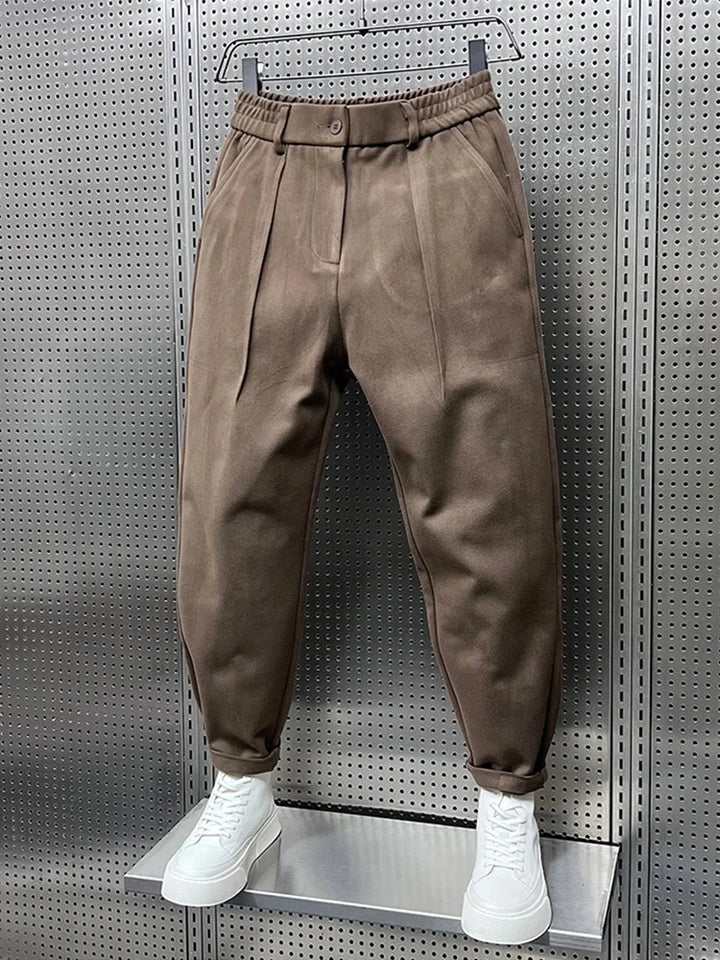 Herrenhose mit Bundfalten in Grau, gerader Schnitt