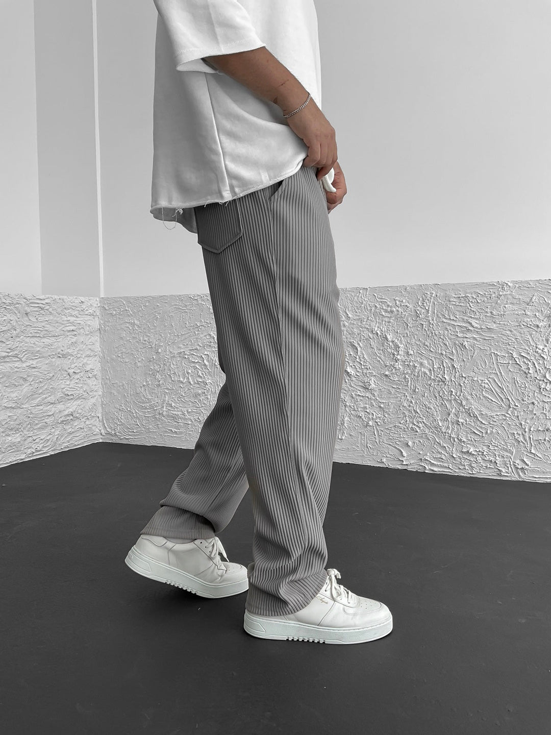 Leon | Herren Loungehose mit vertikalen Streifen und weitem Bein