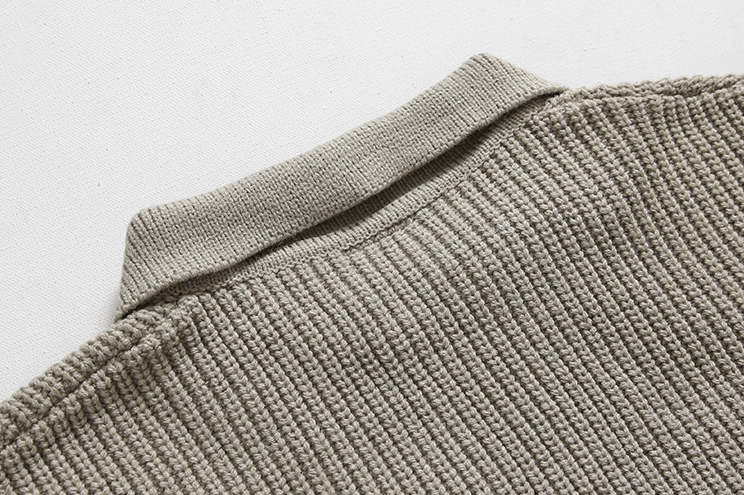 Strickpullover mit Halbreißverschluss am Kragen
